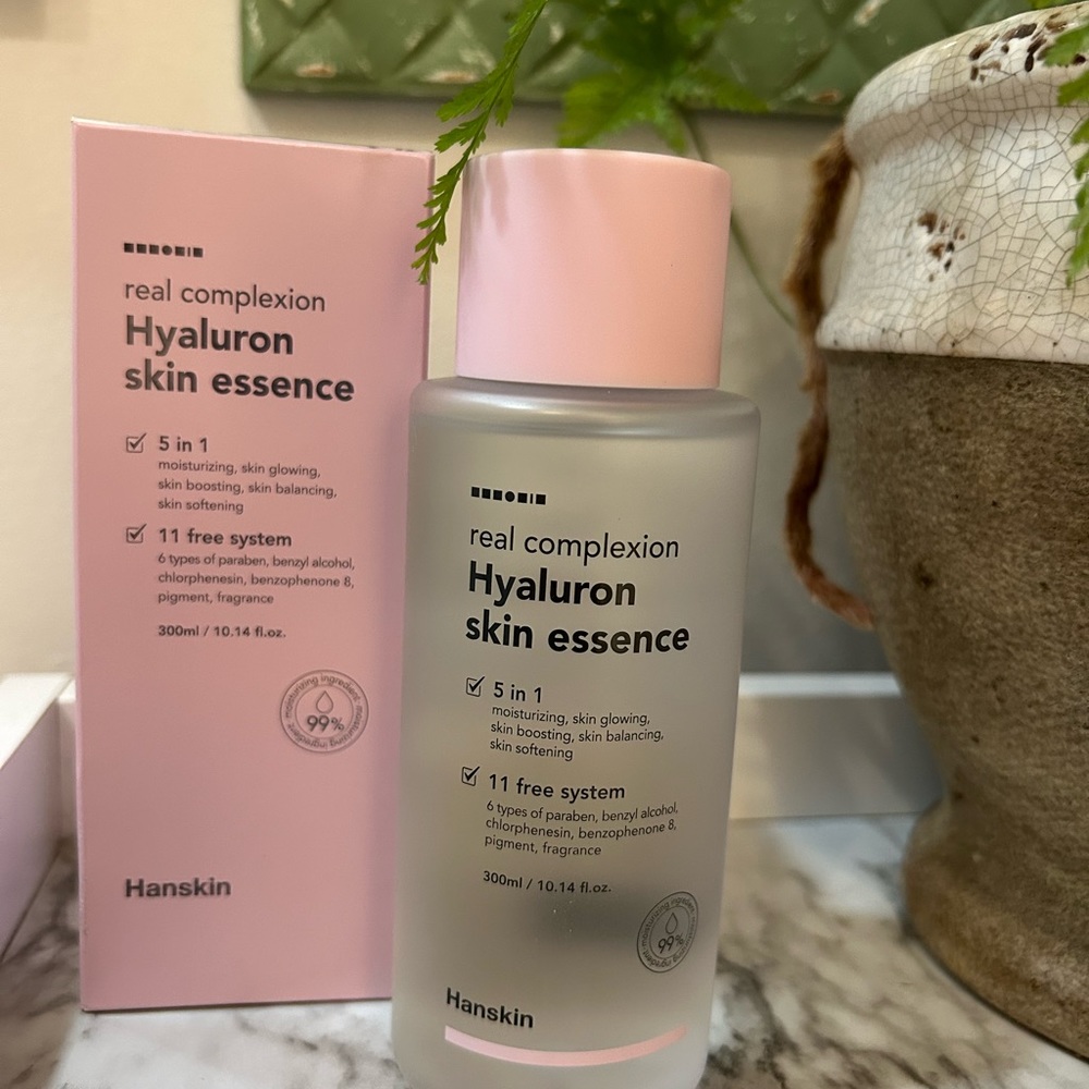 Hanskin Hyaluron Skin Essence